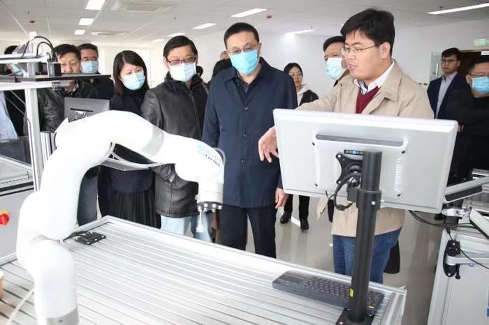 市民營企業(yè)高質(zhì)量發(fā)展服務(wù)隊(duì)引領(lǐng)傳統(tǒng)企業(yè)解鎖科技創(chuàng)新“密碼” ——推動企業(yè)技術(shù)服務(wù)升級紀(jì)實(shí)